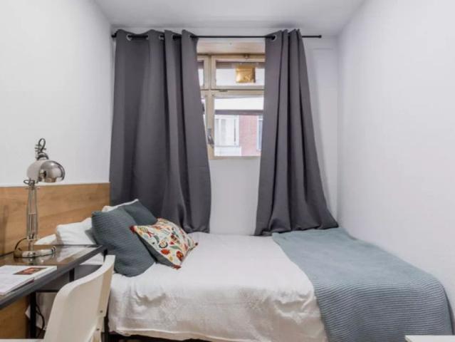 Room in a shared 7 bedroom apartment for rent in Argüelles