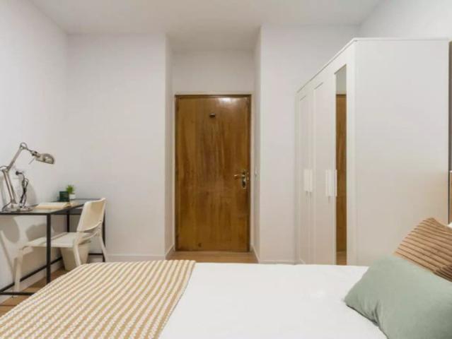 Room in a shared 7 bedroom apartment for rent in Argüelles