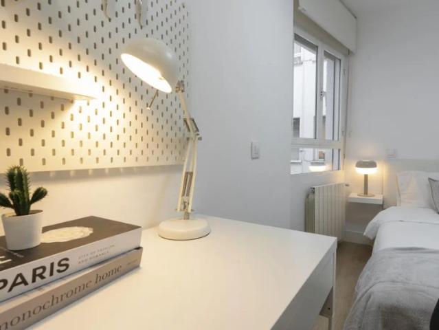 Room in a shared 7 bedroom apartment for rent in Berruguete