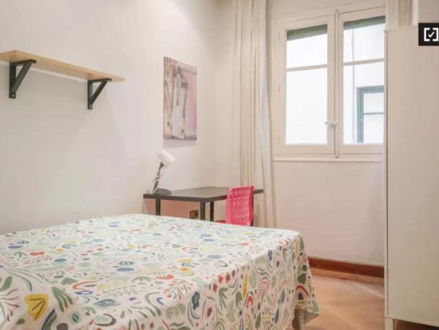 Room in a shared 7 bedroom apartment for rent in Goya