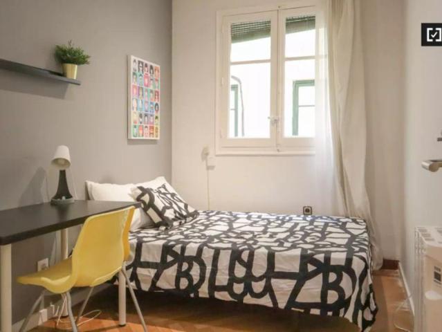 Room in a shared 7 bedroom apartment for rent in Goya