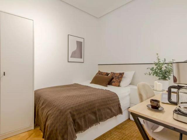 Room in a shared 7 bedroom apartment for rent in Goya, professionals only