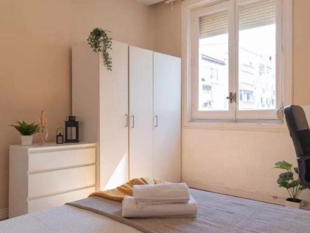 Room in a shared 7 bedroom apartment for rent in Goya, professionals only