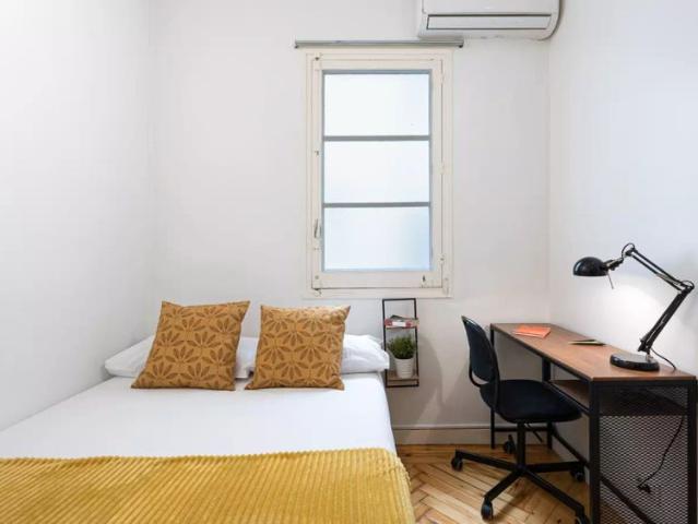 Room in a shared 7 bedroom apartment for rent in Goya, professionals and students only