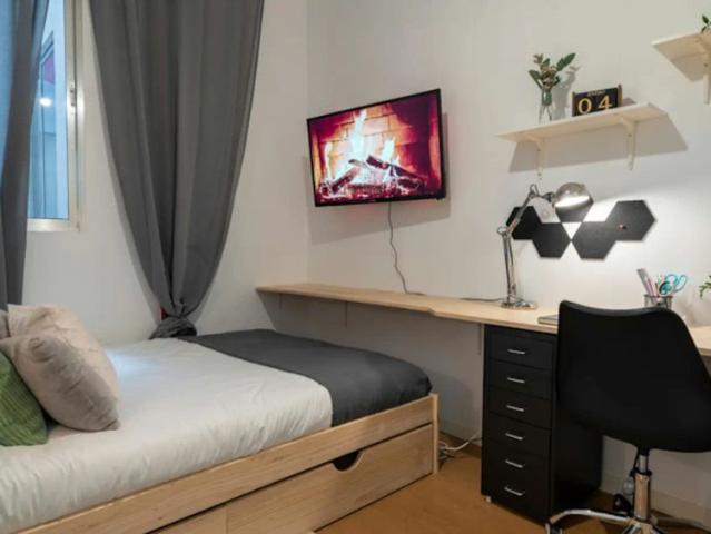 Room in a shared 7 bedroom apartment for rent in Gaztambide