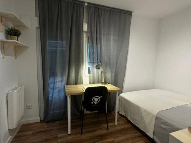 Room in a shared 7 bedroom apartment for rent in Gaztambide, Madrid