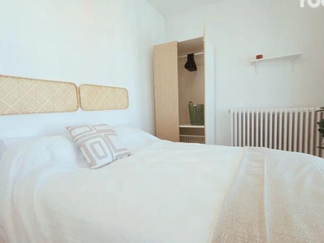 Room in a shared 7 bedroom apartment for rent in Guindalera