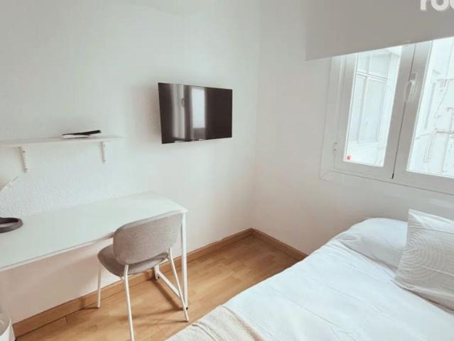 Room in a shared 7 bedroom apartment for rent in Guindalera
