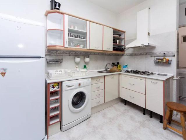 Room in a shared 7 bedroom apartment for rent in Embajadores, perfect for females