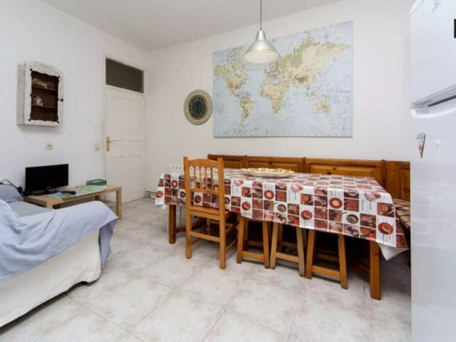 Room in a shared 7 bedroom apartment for rent in Embajadores, perfect for females