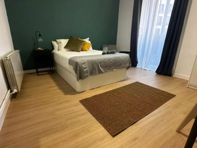 Room in a shared 7 bedroom apartment for rent in Embajadores, professionals and students only