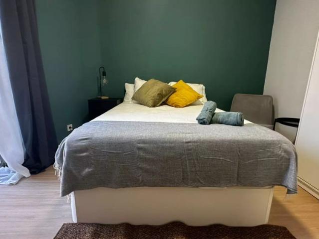 Room in a shared 7 bedroom apartment for rent in Embajadores, professionals and students only