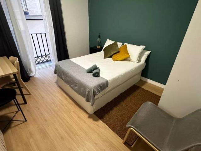 Room in a shared 7 bedroom apartment for rent in Embajadores, professionals and students only