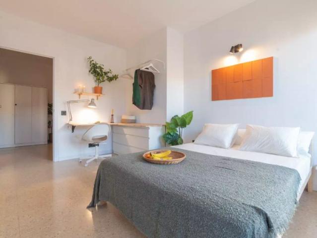 Room in a shared 7 bedroom apartment for rent in el Congrés i els Indians