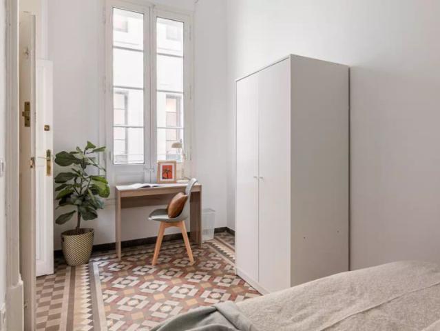 Room in a shared 7 bedroom apartment for rent in El Gòtic, bills included