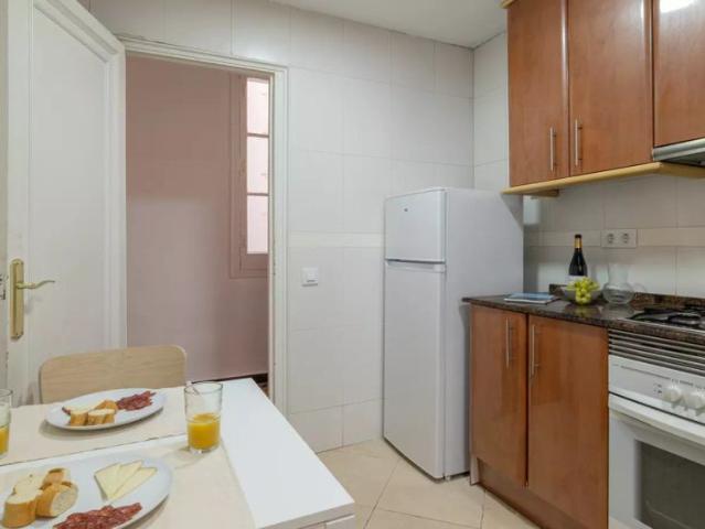 Room in a shared 7 bedroom apartment for rent in El Gòtic, bills included
