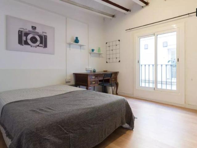 Room in a shared 7 bedroom apartment for rent in El Gòtic, perfect for students and professionals, no couples