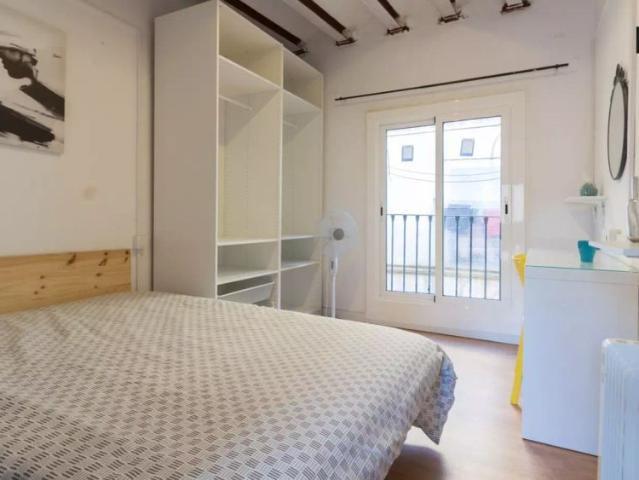Room in a shared 7 bedroom apartment for rent in El Gòtic, perfect for students and professionals, no couples