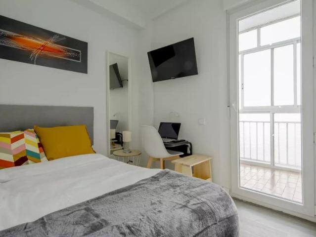 Room in a shared 7 bedroom apartment for rent in Estrella, all bills included, professionals only