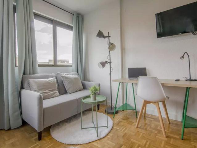 Room in a shared 7 bedroom apartment for rent in Estrella, all bills included, professionals only