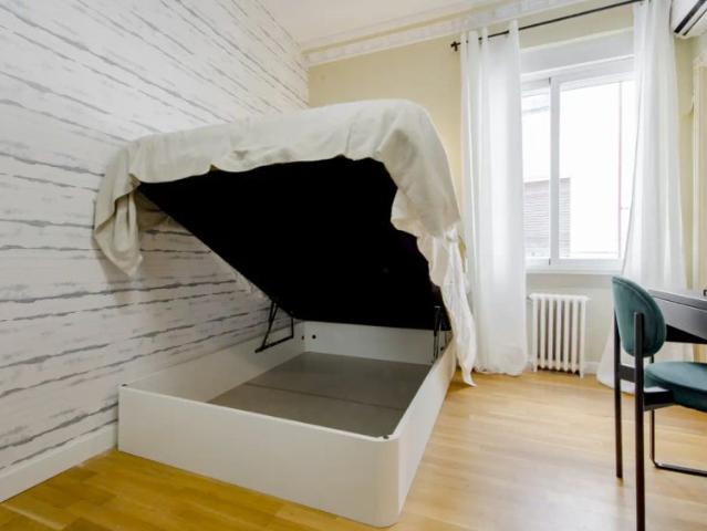 Room in a shared 7 bedroom apartment for rent in Fuente del Berro