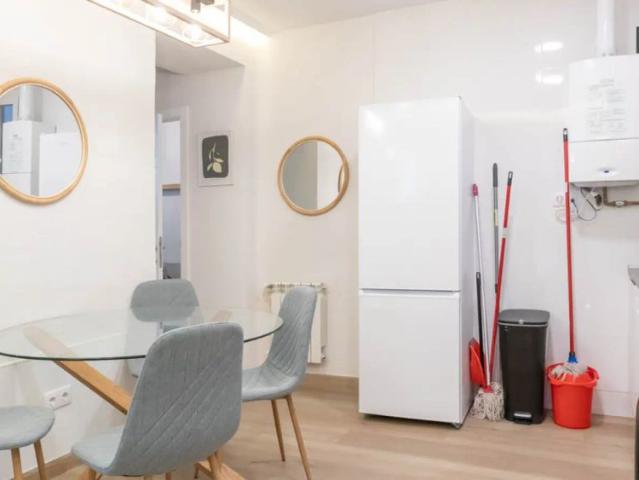 Room in a shared 7 bedroom apartment for rent in Fuente del Berro, all bills included