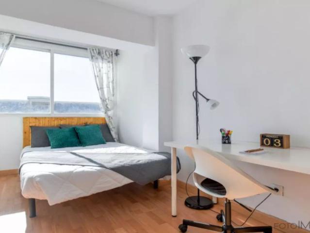 Room in a shared 7 bedroom apartment for rent in Hispanoamérica