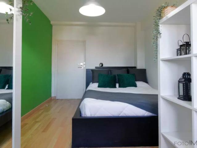 Room in a shared 7 bedroom apartment for rent in Hispanoamérica
