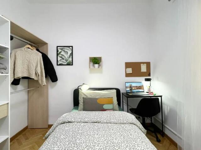 Room in a shared 7 bedroom apartment for rent in Imperial, all bills included