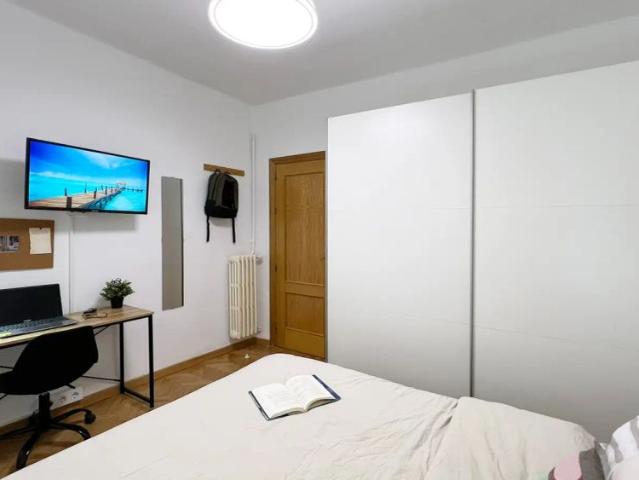 Room in a shared 7 bedroom apartment for rent in Imperial, all bills included