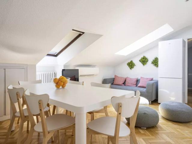 Room in a shared 7 bedroom apartment for rent in Imperial, perfect for professionals and students