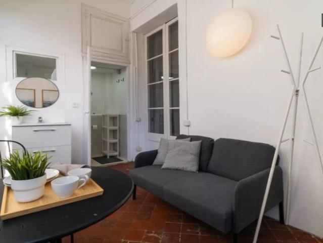 Room in a shared 7 bedroom apartment for rent in La Dreta de l'Eixample, professionals and students only