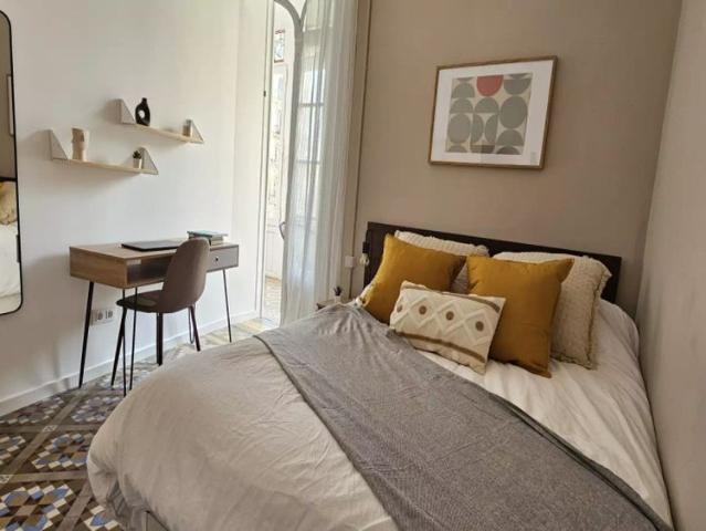 Room in a shared 7 bedroom apartment for rent in La Dreta de l'Eixample