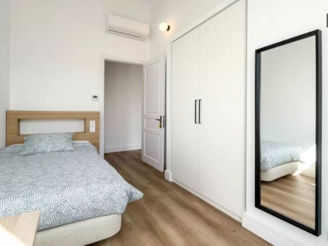Room in a shared 7 bedroom apartment for rent in La Dreta de l'Eixample