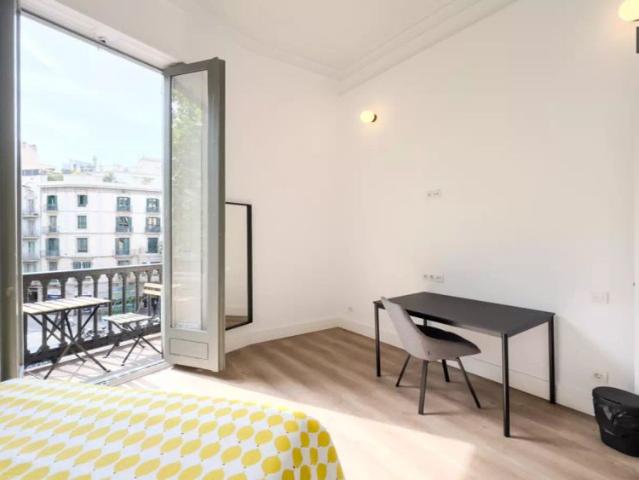 Room in a shared 7 bedroom apartment for rent in La Dreta de l'Eixample