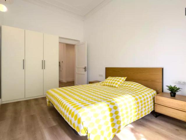 Room in a shared 7 bedroom apartment for rent in La Dreta de l'Eixample