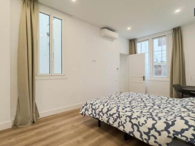 Room in a shared 7 bedroom apartment for rent in La Dreta de l'Eixample