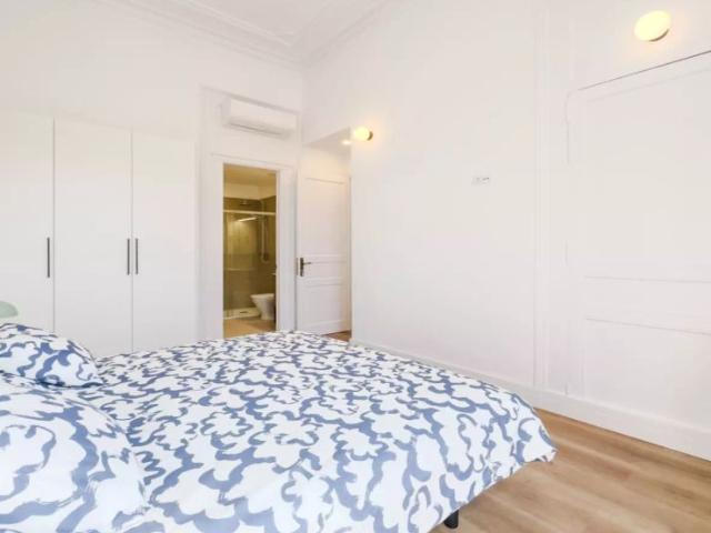 Room in a shared 7 bedroom apartment for rent in La Dreta de l'Eixample