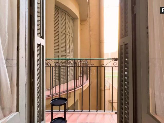 Room in a shared 7 bedroom apartment for rent in la Nova Esquerra de l'Eixample