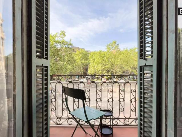 Room in a shared 7 bedroom apartment for rent in la Nova Esquerra de l'Eixample