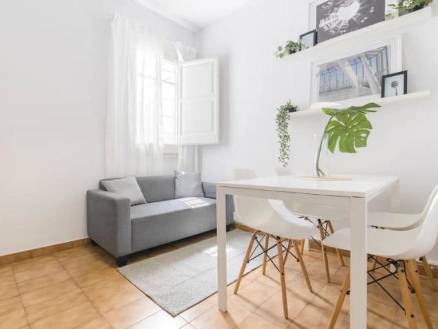 Room in a shared 7 bedroom apartment for rent in l'Antiga Esquerra de l'Eixample, bills included