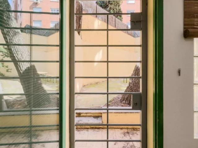 Room in a shared 7 bedroom apartment for rent in les Tres Torres, perfect for professionals or students