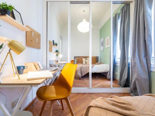 Room in a shared 7 bedroom apartment for rent in Niño Jesús, perfect for professionals and students
