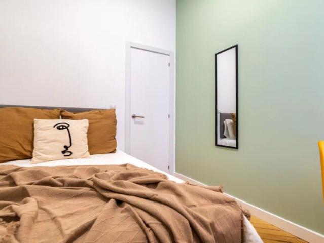 Room in a shared 7 bedroom apartment for rent in Niño Jesús, perfect for professionals and students