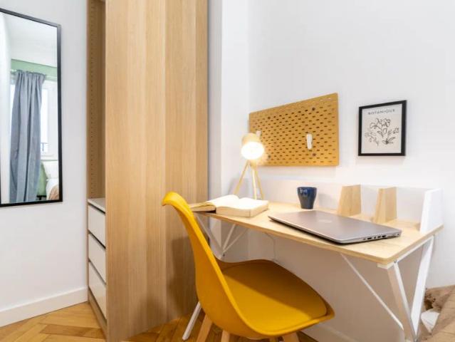 Room in a shared 7 bedroom apartment for rent in Niño Jesús, perfect for professionals and students