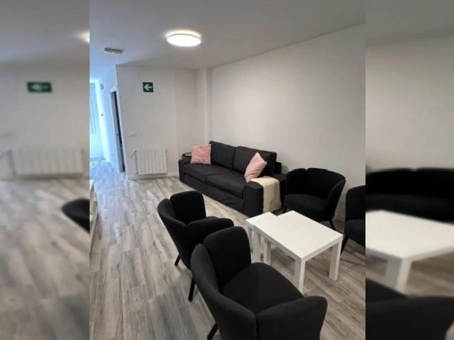 Room in a shared 7 bedroom apartment for rent in Numancia