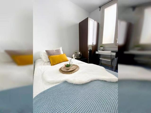 Room in a shared 7 bedroom apartment for rent in Sol, professionals and students only