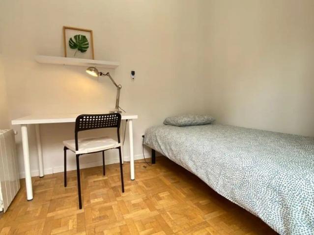 Room in a shared 7 bedroom apartment for rent in Sol