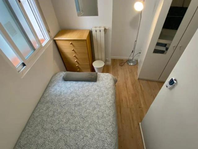 Room in a shared 7 bedroom apartment for rent in Sol