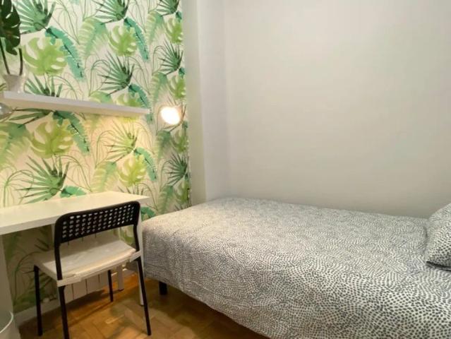 Room in a shared 7 bedroom apartment for rent in Sol